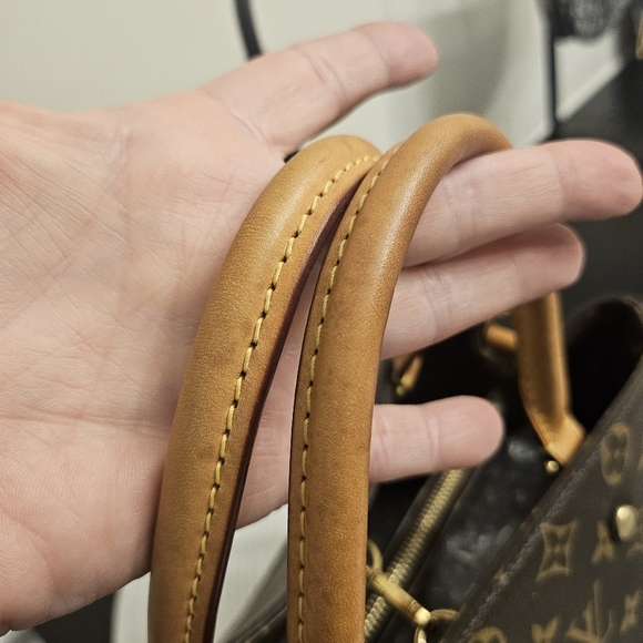 Louis Vuitton Montaigne GM – Monogram Canvas w/ Original Strap - Picture 8 of 16